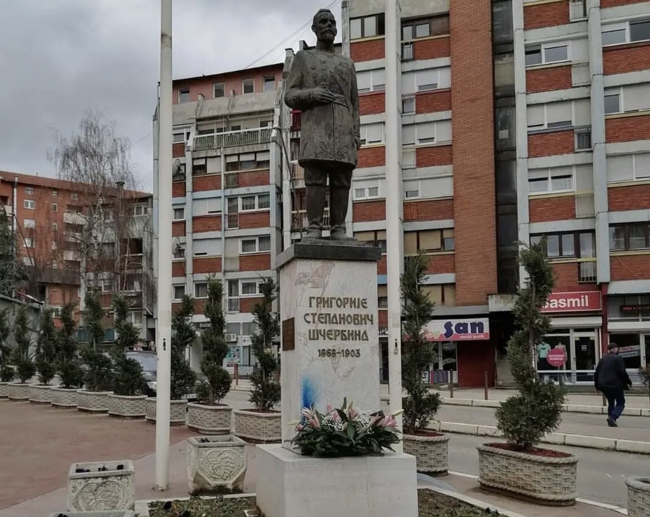 KOSOVSKA MITROVICA ZAVIJENA U CRNO: Ljudi se okupljaju i po&hellip;