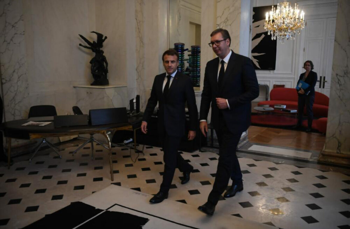 PREDSEDNIK VUČIĆ U PARIZU: Odvojeni sastanak sa Makronom na otvaranju Mirovnog foruma￼