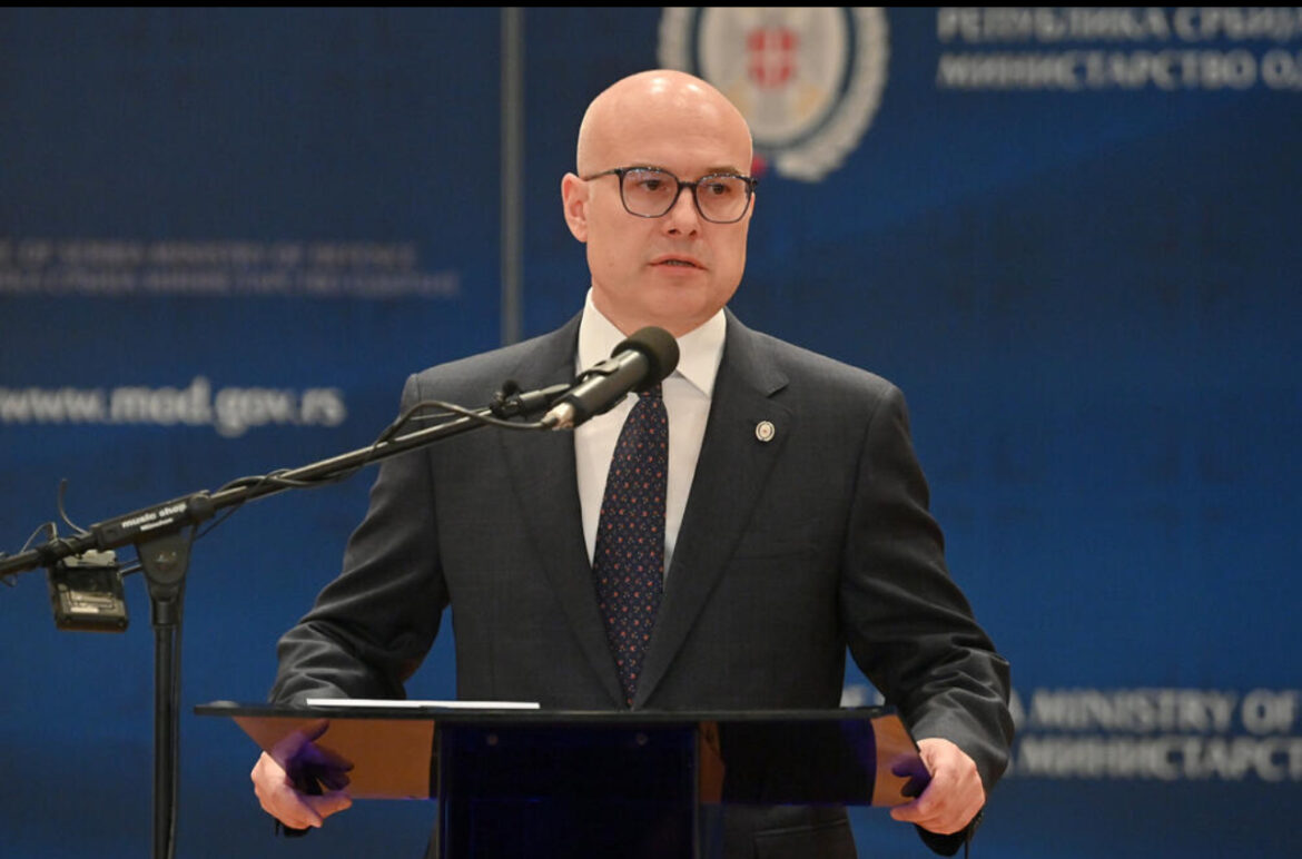 NA NAJBOLJI NAČIN STE PRESTAVLJALI SEBE, PORODICU, VOJSKU I OTADŽBINU: Ministar Vučević uručio mačeve i sablje oficirima (FOTO) 