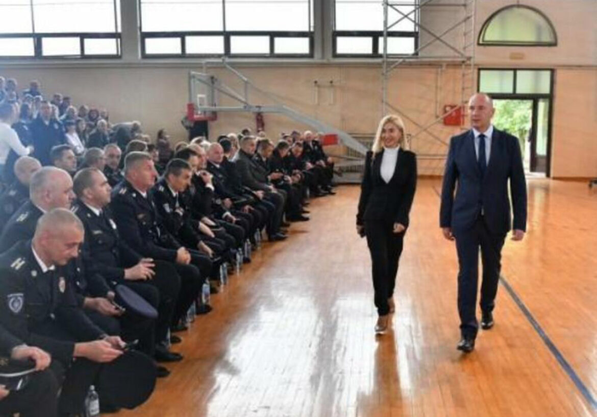 GRADONAČELNIK ĐURIĆ ČESTITAO NOVIM POLICAJCIMA: Želim da časno služe svojoj domovini