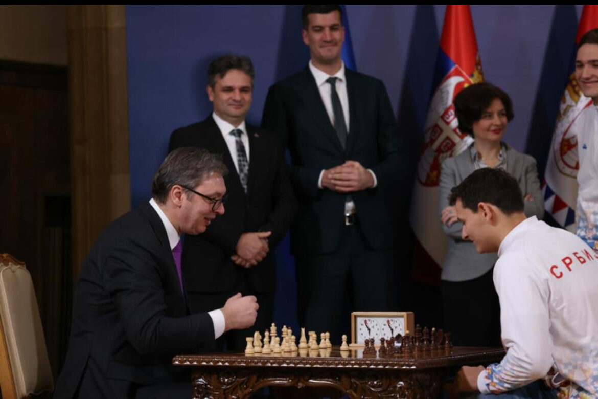 „MOMCI, DA VAM PRIČUVAM JA OVO?“ Vučić na TikToku OTEO PEHAR ŠAHISTIMA: Hit snimak predsednika oduševio sve! (FOTO)