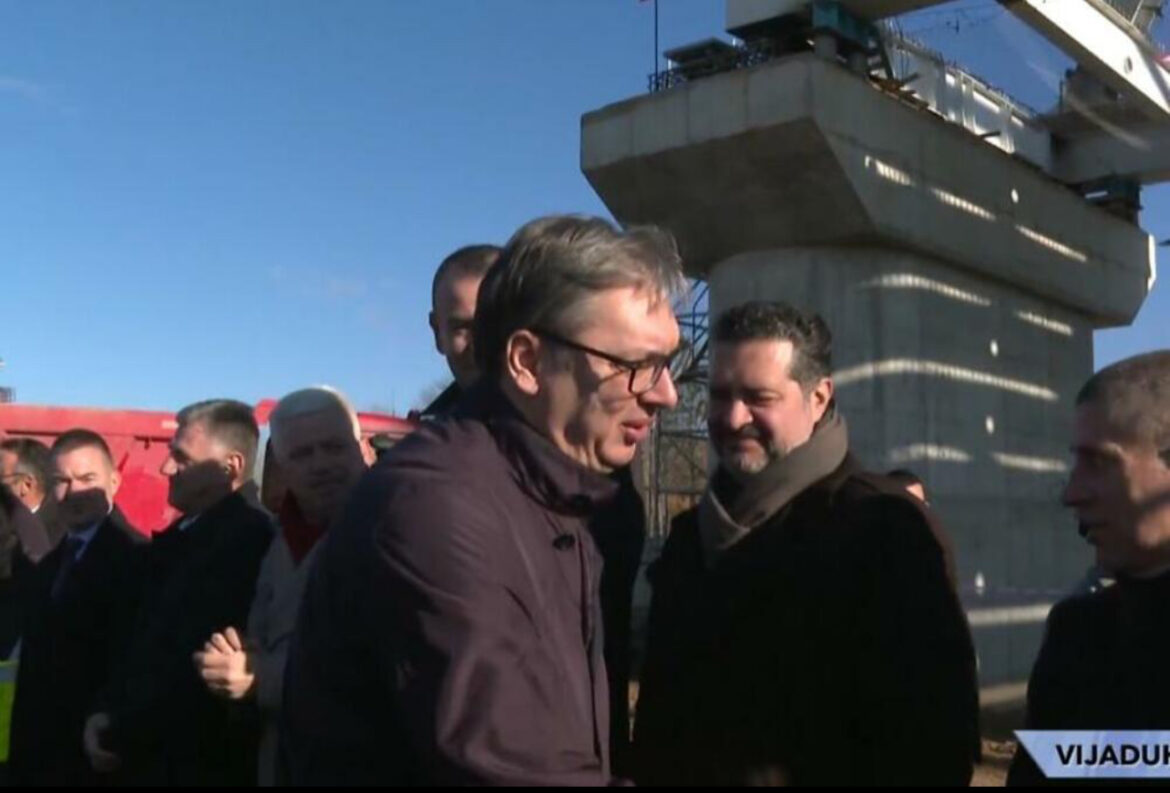 UŽIVO VUČIĆ OBILAZI VIJADUKT KOD VRBASA: Predsednik pregleda završne radove na važnoj saobraćajnici 