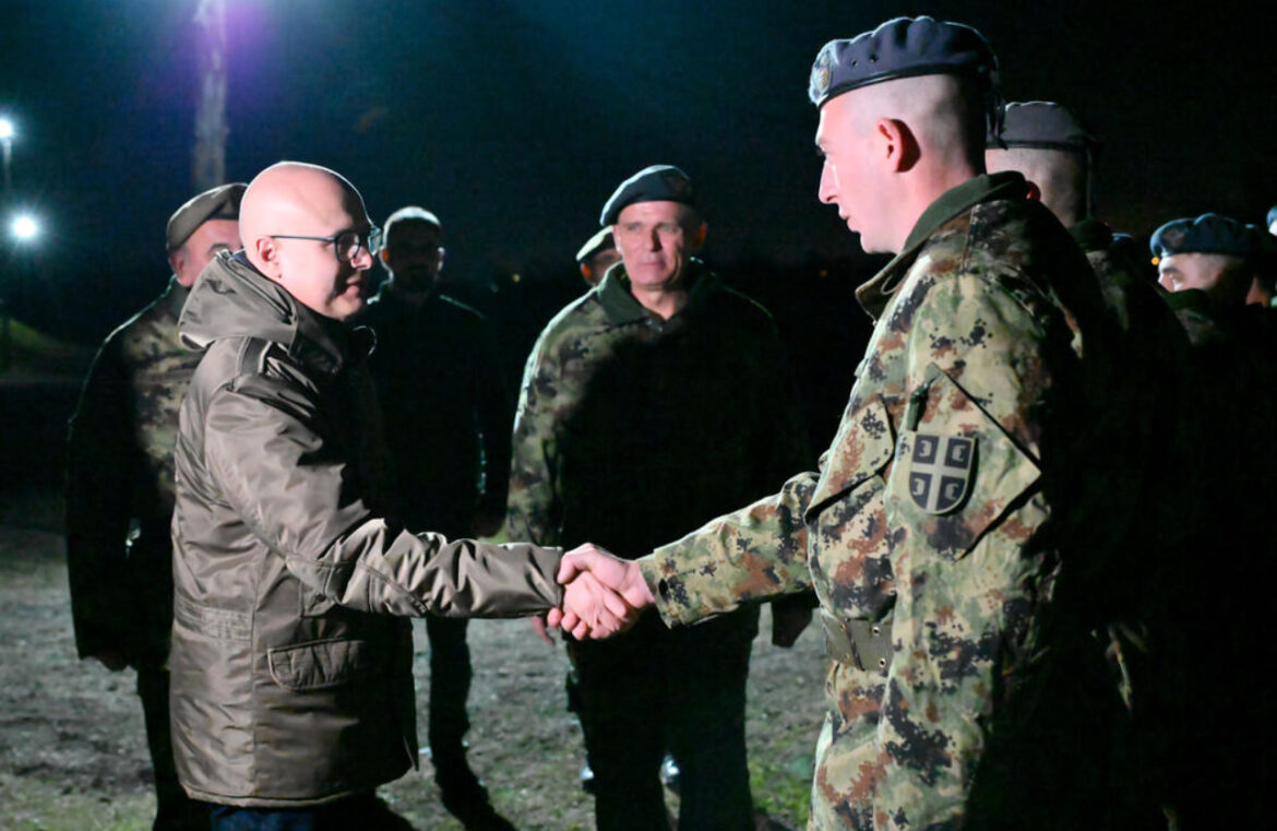 MINISTAR VUČEVIĆ U NOVOGODIŠNJOJ NOĆI OBIŠAO DEŽURNU JEDINICU PVO: Čuvaju mir i spremni su da idu tamo gde je najteže