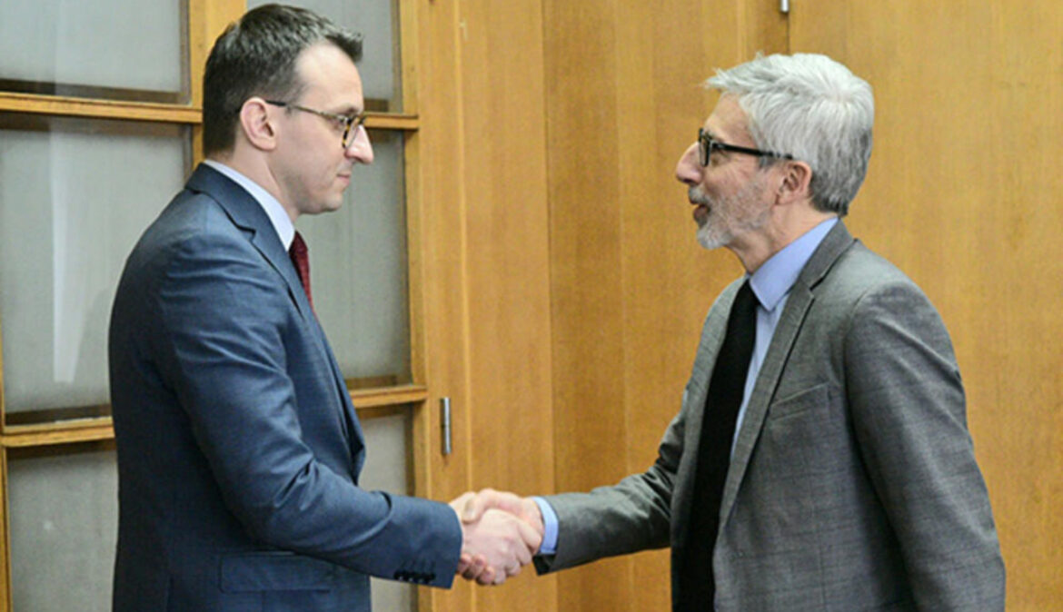 PETKOVIĆ SE SASTAO SA PJEROM KOŠAROM: Francuski ambasador saznao sve o diskriminaciji Srba na Kosovu i Metohiji 