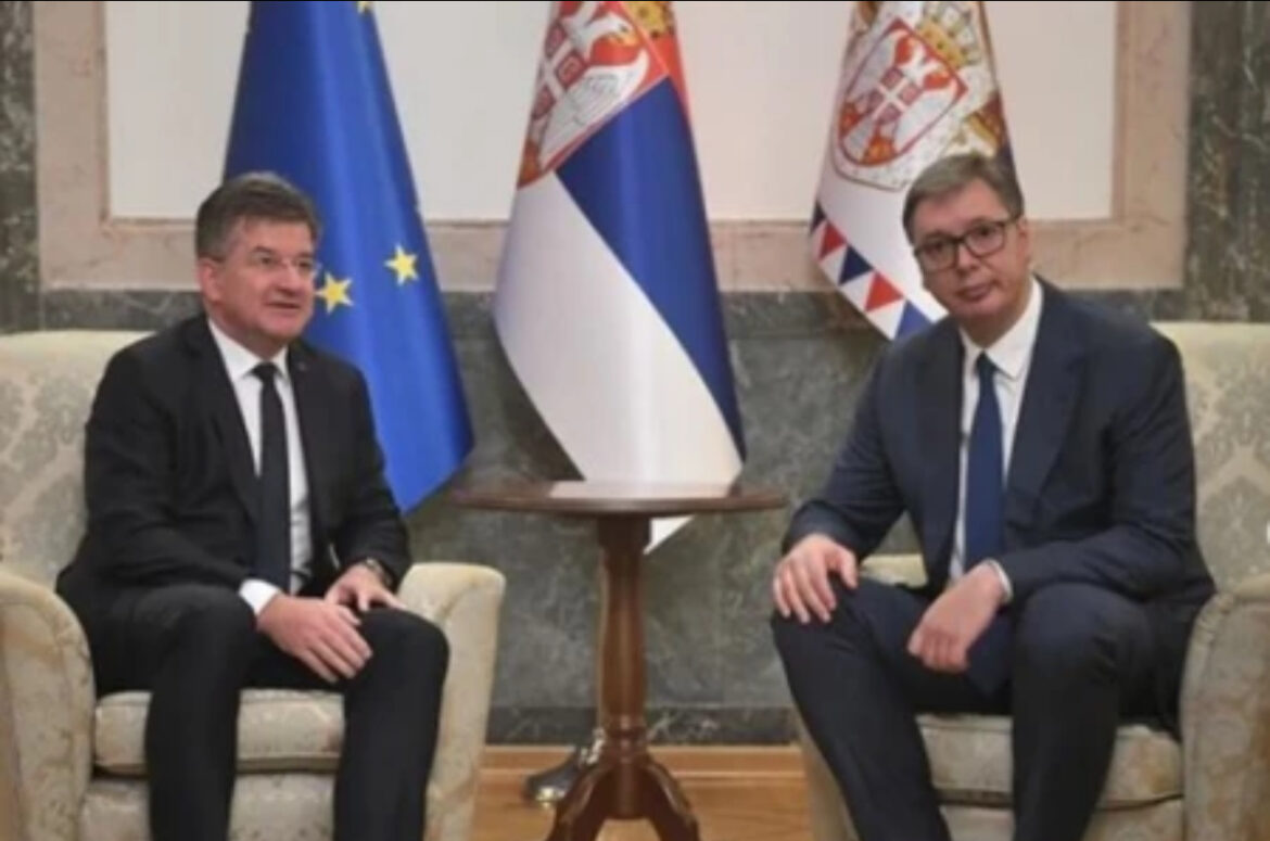PREDSEDNIK VUČIĆ PRISUSTVUJE STATIČKOM PRIKAZU NAORUŽANJA I VOJNE OPREME VOJSKE SRBIJE! 