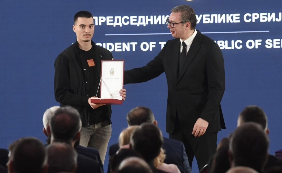 DEJAN MILOJEVIĆ POSTHUMNO ODLIKOVAN ORDENOM KARAĐORĐEVE ZVEZDE: Predsednik Vučić priznanje uručio njegovom sinu Nikoli