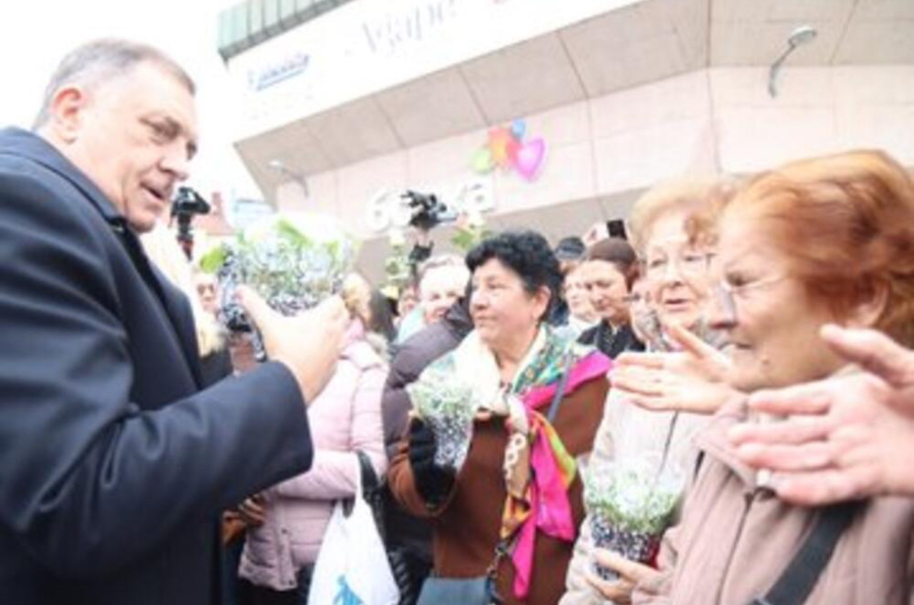 DODIK DELIO CVEĆE NA TRGU KRAJINE: Svim damama čestitao parznik,&hellip;