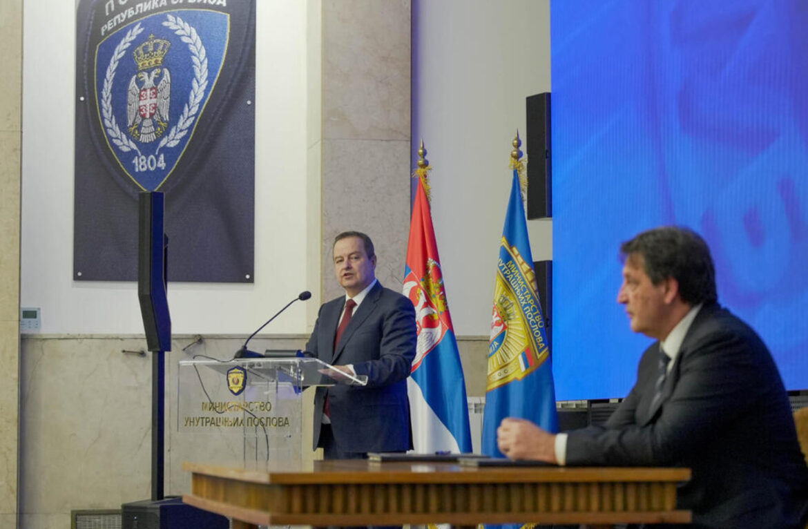 PRIMOPREDAJA DUŽNOSTI U MUP: Novi ministar Dačić poželeo građanima da imaju što manje posla sa policijom 