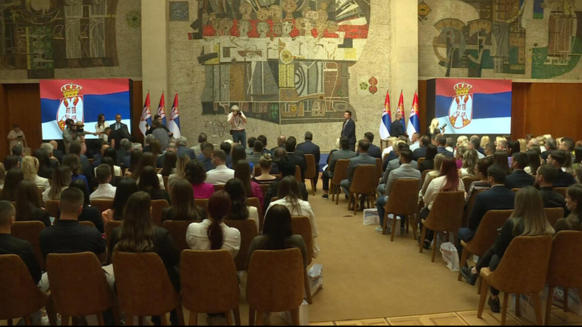 (UŽIVO) VUČIĆ URUČUJE UGOVORE O RADU NAJBOLJIM DIPLOMCIMA: Ceremonija u Palati „Srbija“