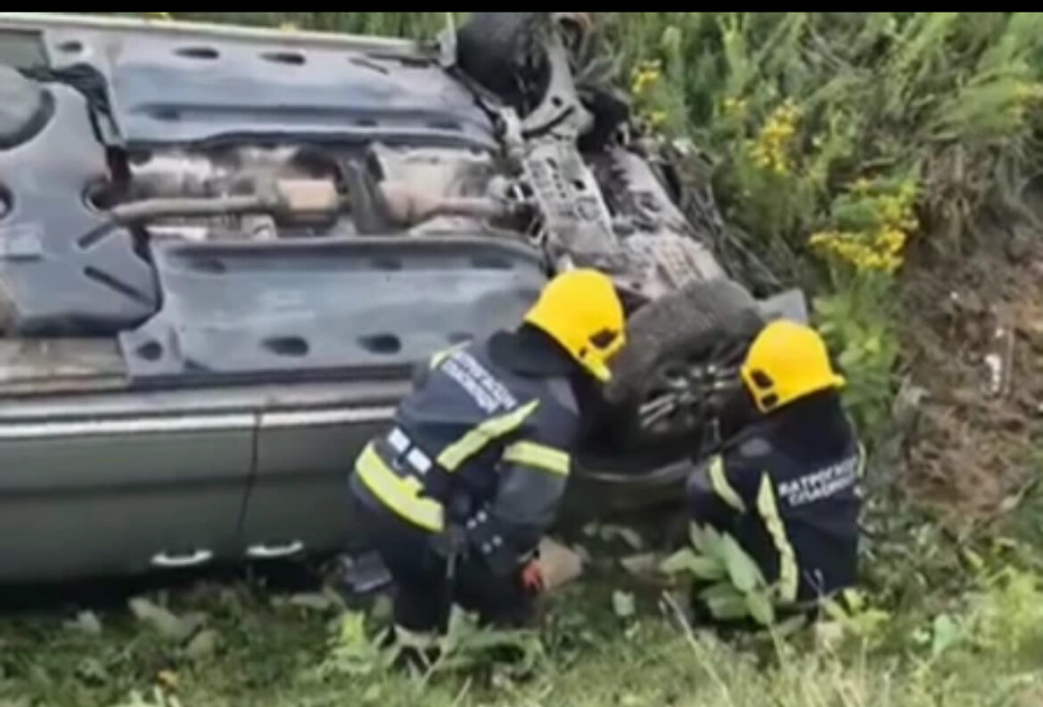 TEŽAK UDES NA PUTU SIRIG – SRBOBRAN! Vatrogasci SEKLI automobil kako bi izvukli povređenu ženu! (VIDEO)