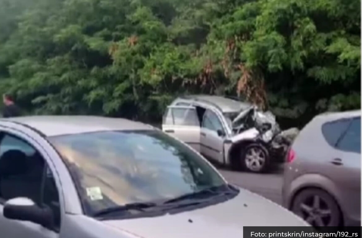 POGINUO VOZAČ, VIŠE OD 20 POVREĐENIH! Detalji saobraćajne nesreće u Mladenovcu: Direktan sudar autobusa i automobila (FOTO, VIDEO)