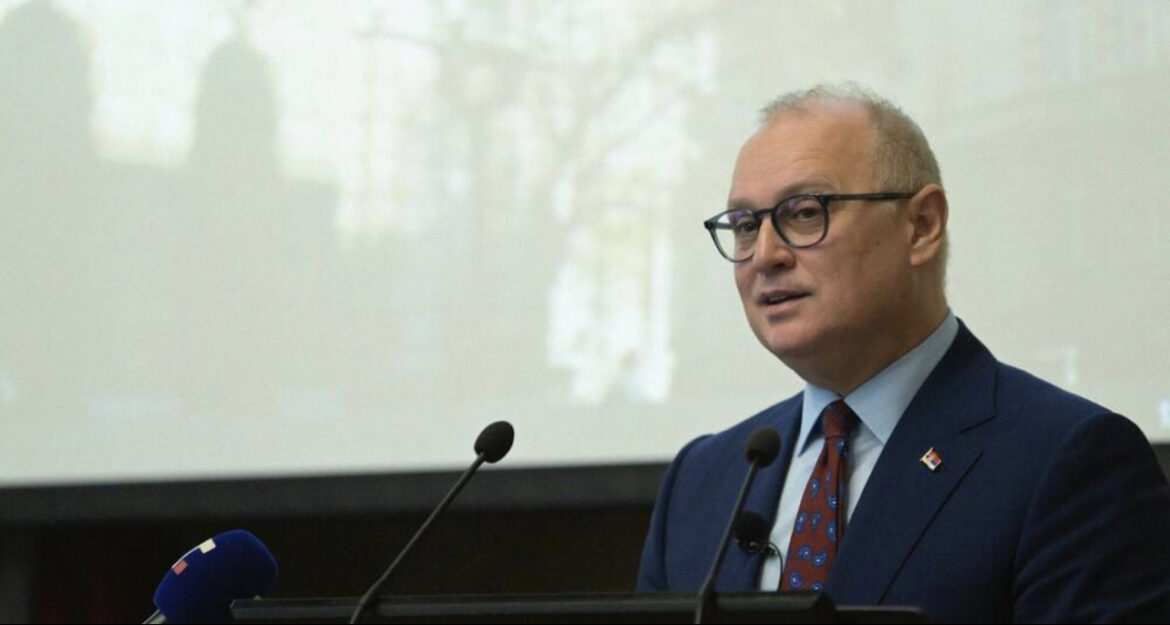 VESIĆ I VARHEJI U BATAJNICI: Ministar i evropski komesar obilaze završne radove na Intermodalnom terminalu