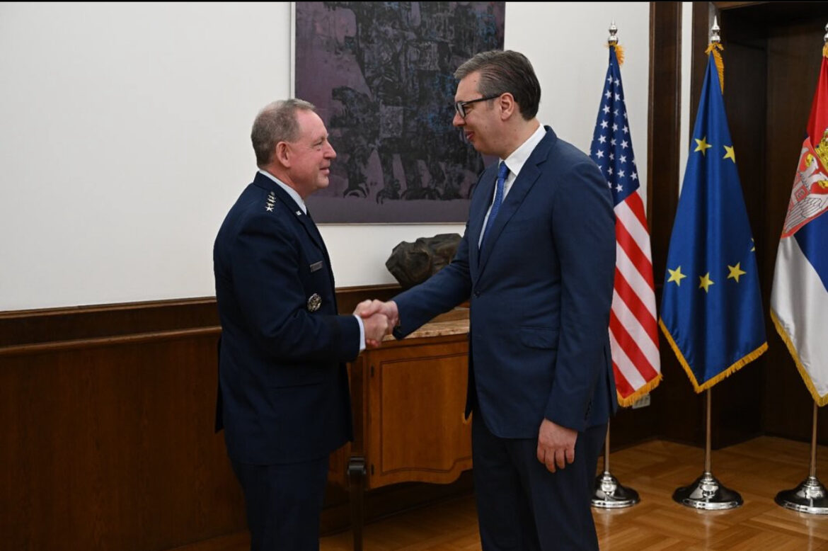 PREDSEDNIK VUČIĆ SE SASTAO SA GENERALOM HEKEROM: Tokom razgovora razmotrena bezbednosna situacija na KiM i u regionu