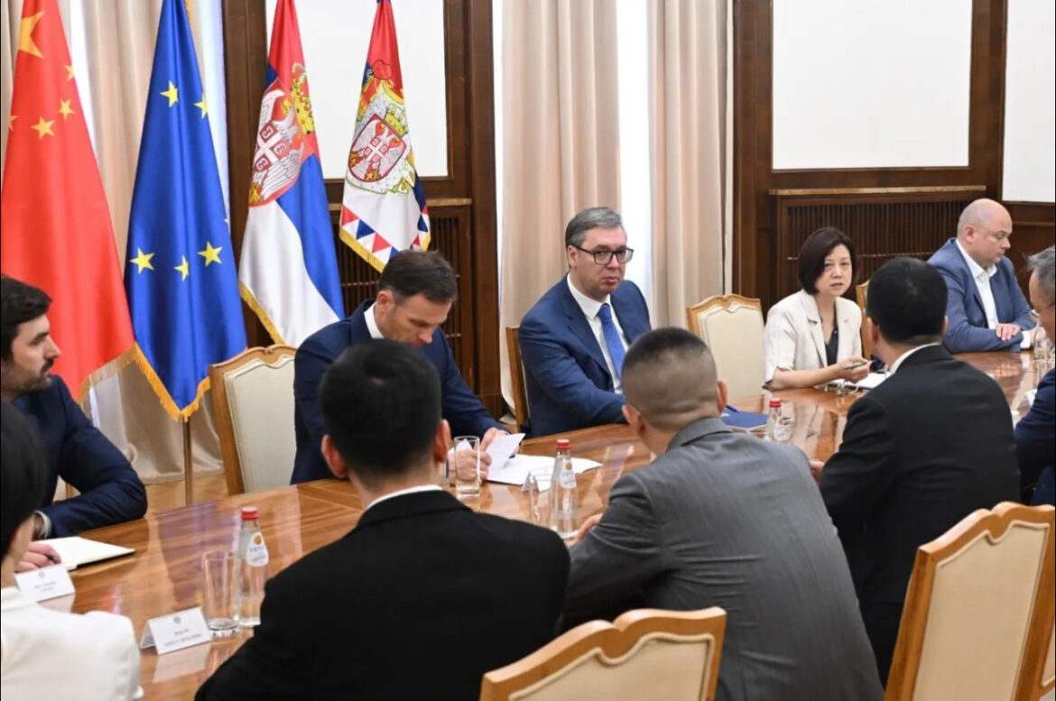 VUČIĆ SA PREDSTAVNICIMA KINESKOG KONGLOMERATA: „Razvoj auto industrije jedan od ključnih elemenata naše ekonomske strategije“