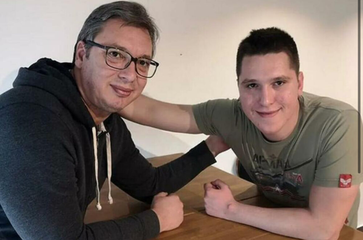 „VOLIM SVOG SINA, NIČIM SVOG OCA NIJE POSTIDEO“ Vučić o Danilu: Ne znam šta treba neko da radi kad ga napadnu stolicama i flašama