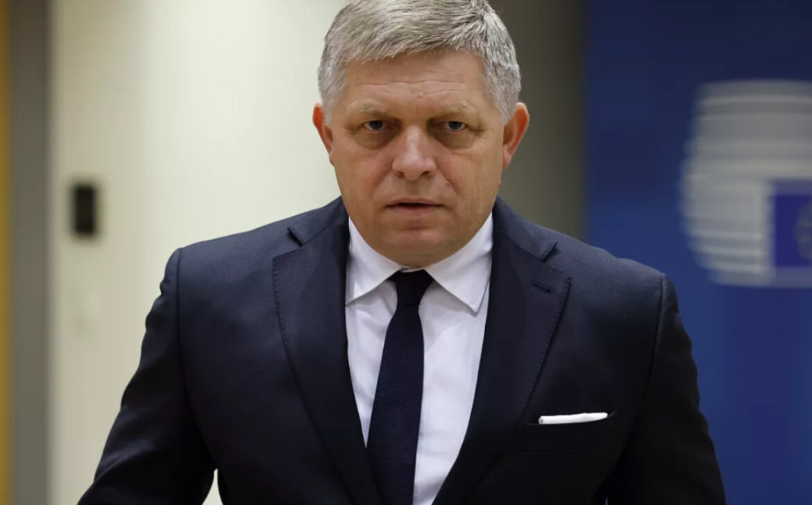 ROBERT FICO NA PRVOM SLUŽBENOM PUTU POSLE ATENTATA: Premijer Slovačke se vratio na dužnost