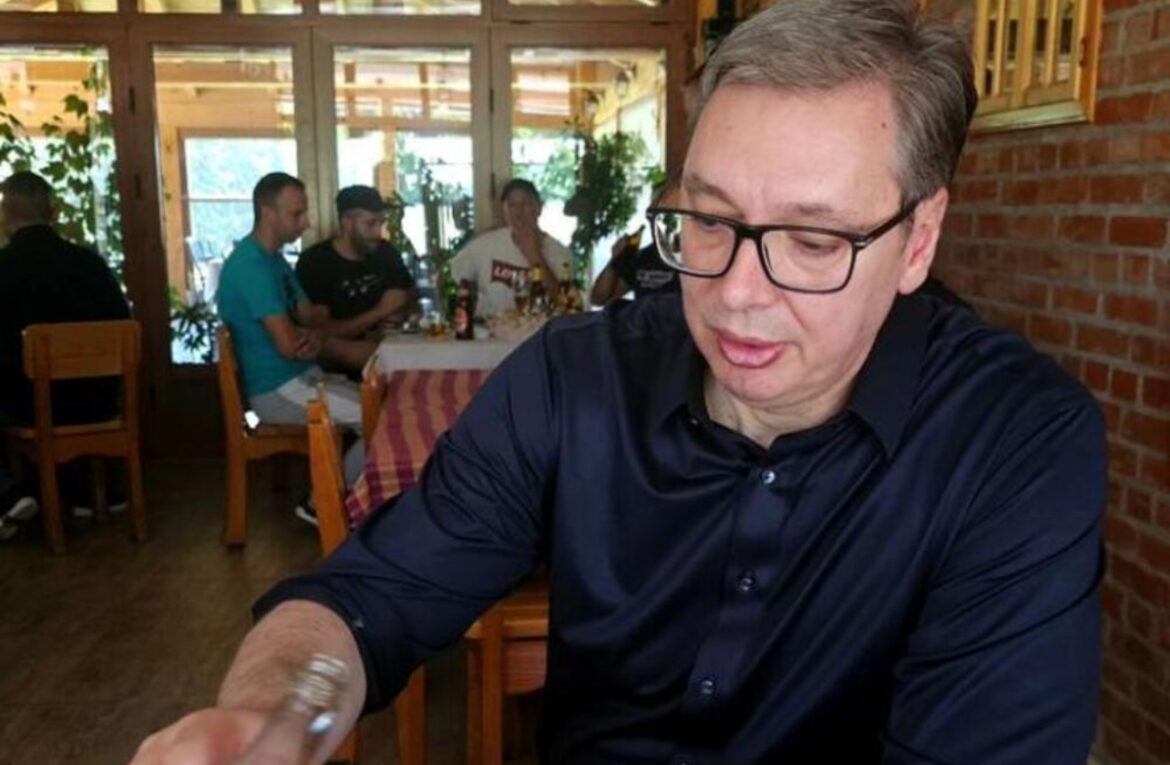 PREDSEDNIK VUČIĆ NAPRAVIO KRATAK PREDAH: Piće moje mladosti – posle sto godina jednu sam popio danas (FOTO)