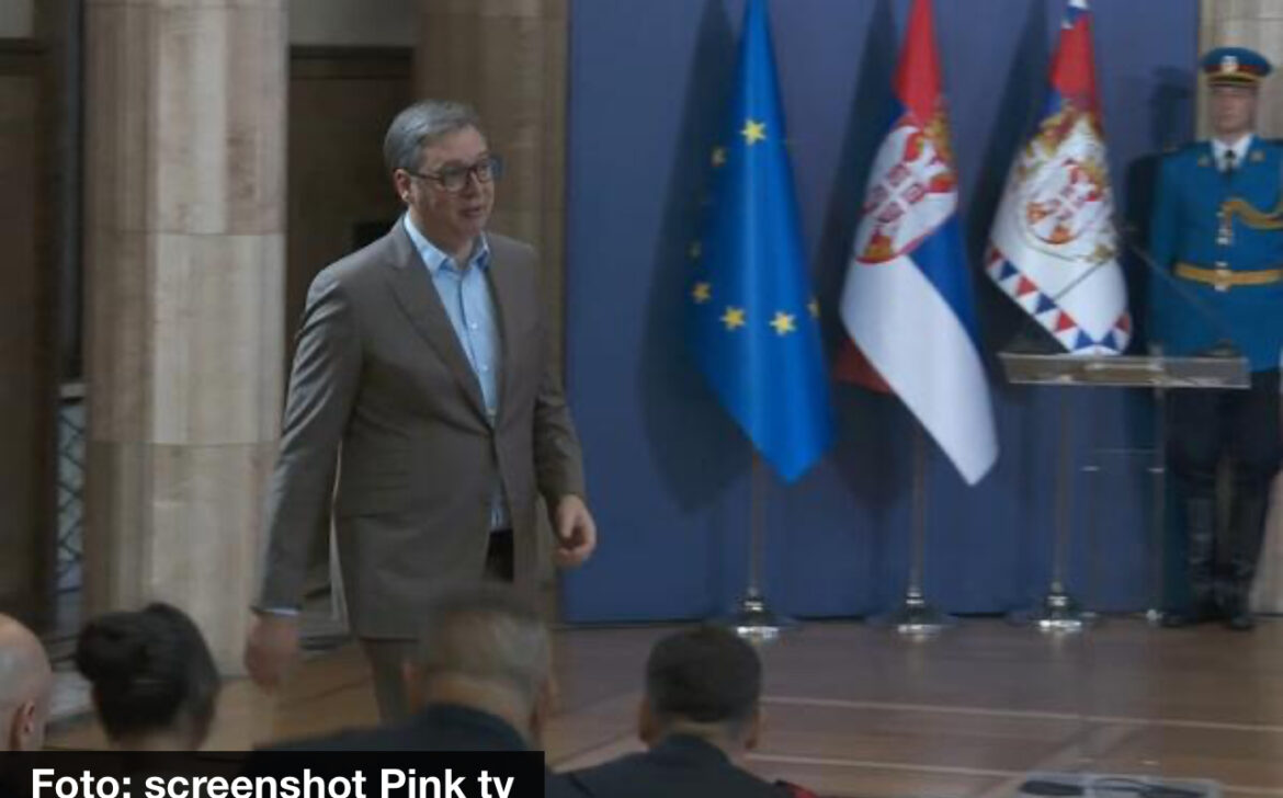 VUČIĆ ODLIKUJE ŽANDARMA MILOŠA JEVREMOVIĆA! 
