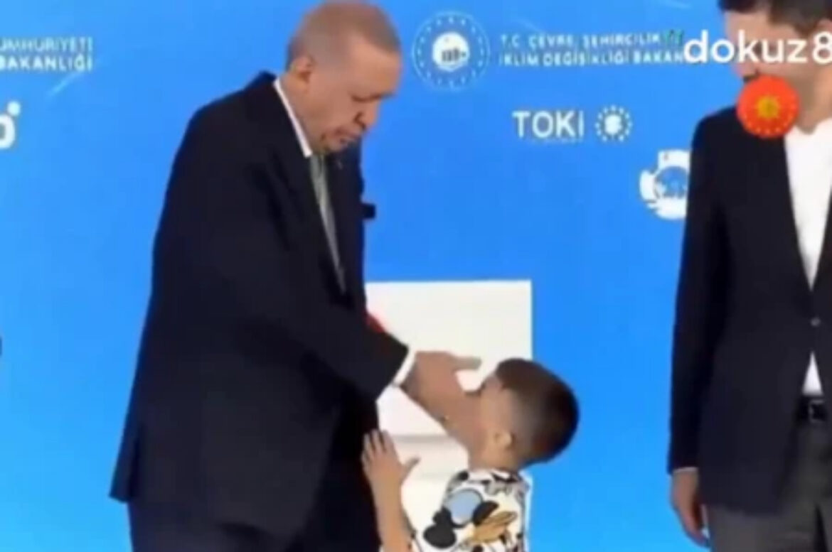 ERDOGAN OŠAMARIO DEČAKA KOJI NIJE HTEO DA MU POLJUBI RUKU: Snimak izazvao bes na mrežama, ovo mu NIJE PRVI PUT (VIDEO) 