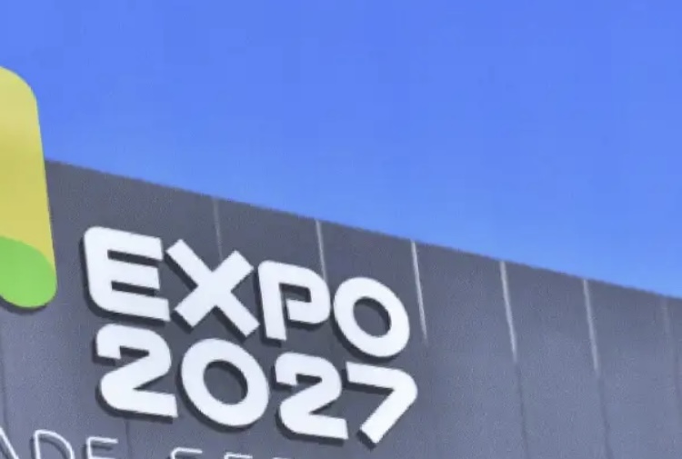 OLIMPIJCI IZ KNEZA SA VUČIĆEM IGRALI IKS-OKS: Predsednik u Parizu prvi isprobao „Prozor u EXPO 2027“ (VIDEO)