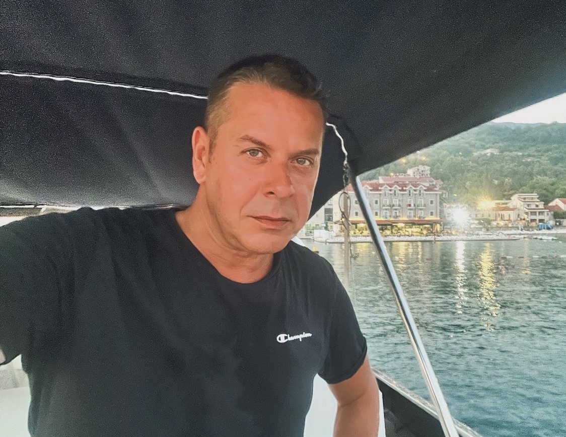 SAPLIĆE SE I TETURA, POMAŽU MU DA SKINE SAKO Vlado Georgiev na koncertu u Herceg Novom ređao peh za pehom: Snimak govori više od hiljadu reči