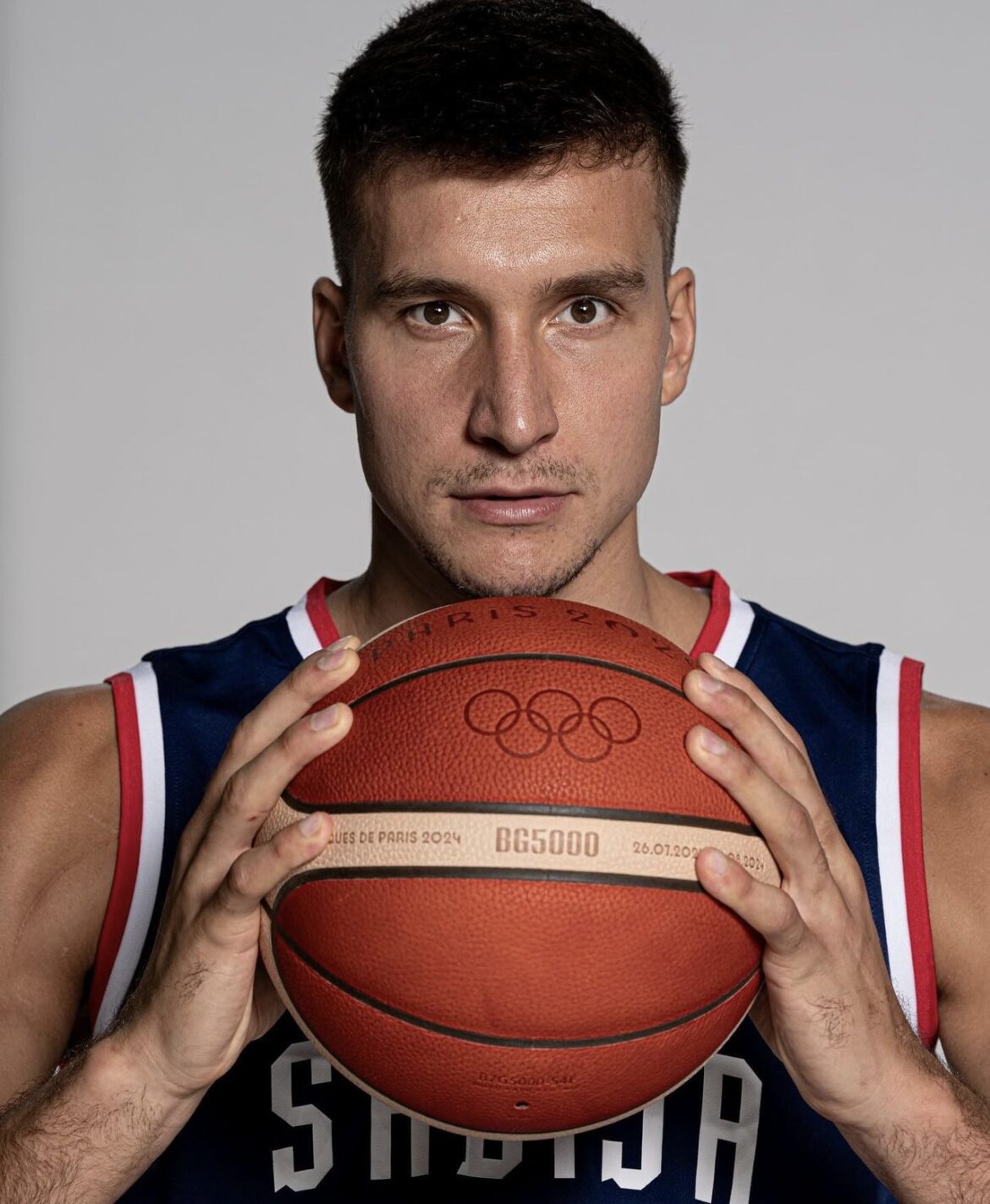 „MAMA JE BILA KASIRKA, A OTAC KOMERCIJALISTA“ Bogdan Bogdanović danas je kapiten reprezentacije Srbije, a evo kako je nekada živeo: „Odrekli su se svega zbog nas“