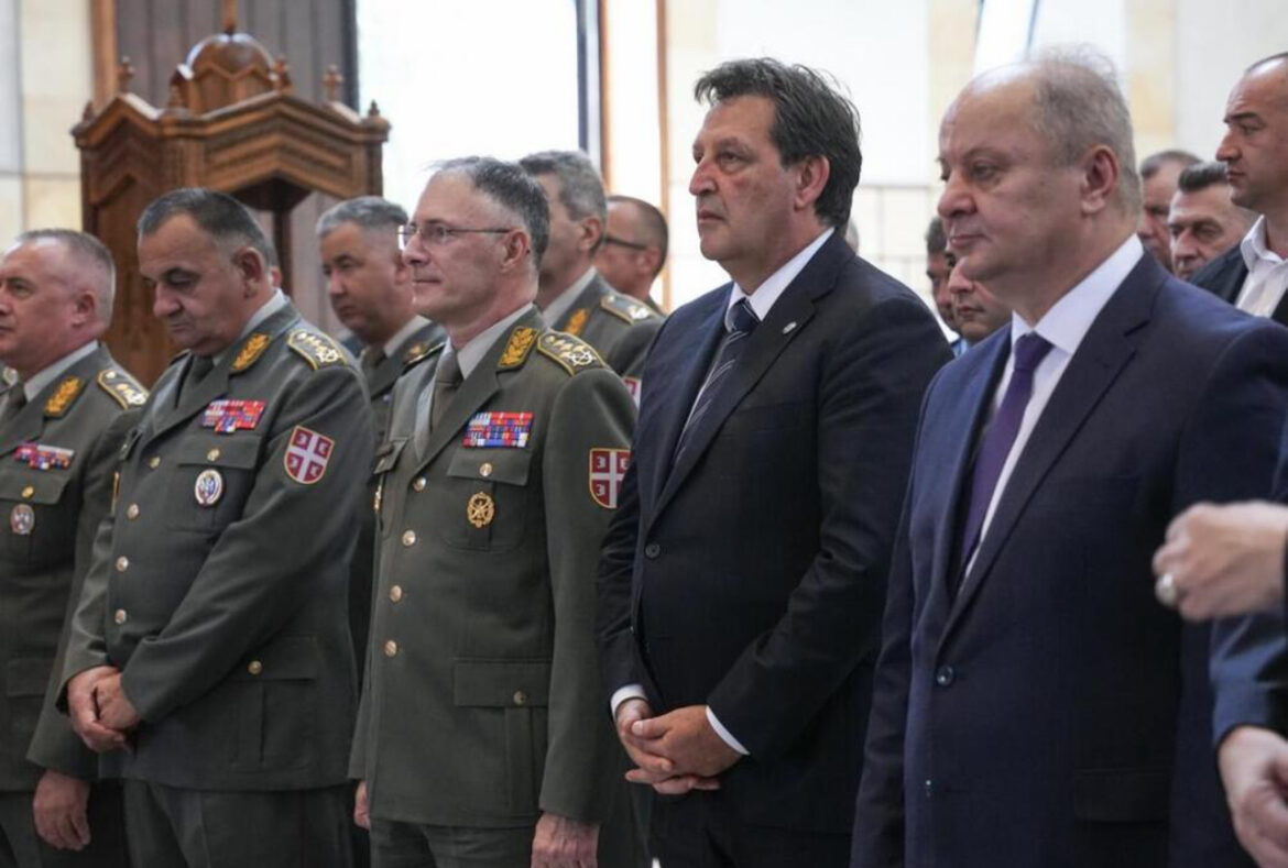 VOJSKA SRBIJE OBELEŽILA KRSNU SLAVU: Gašić i Mojsilović na liturgiji u crkvi Svetog Marka 