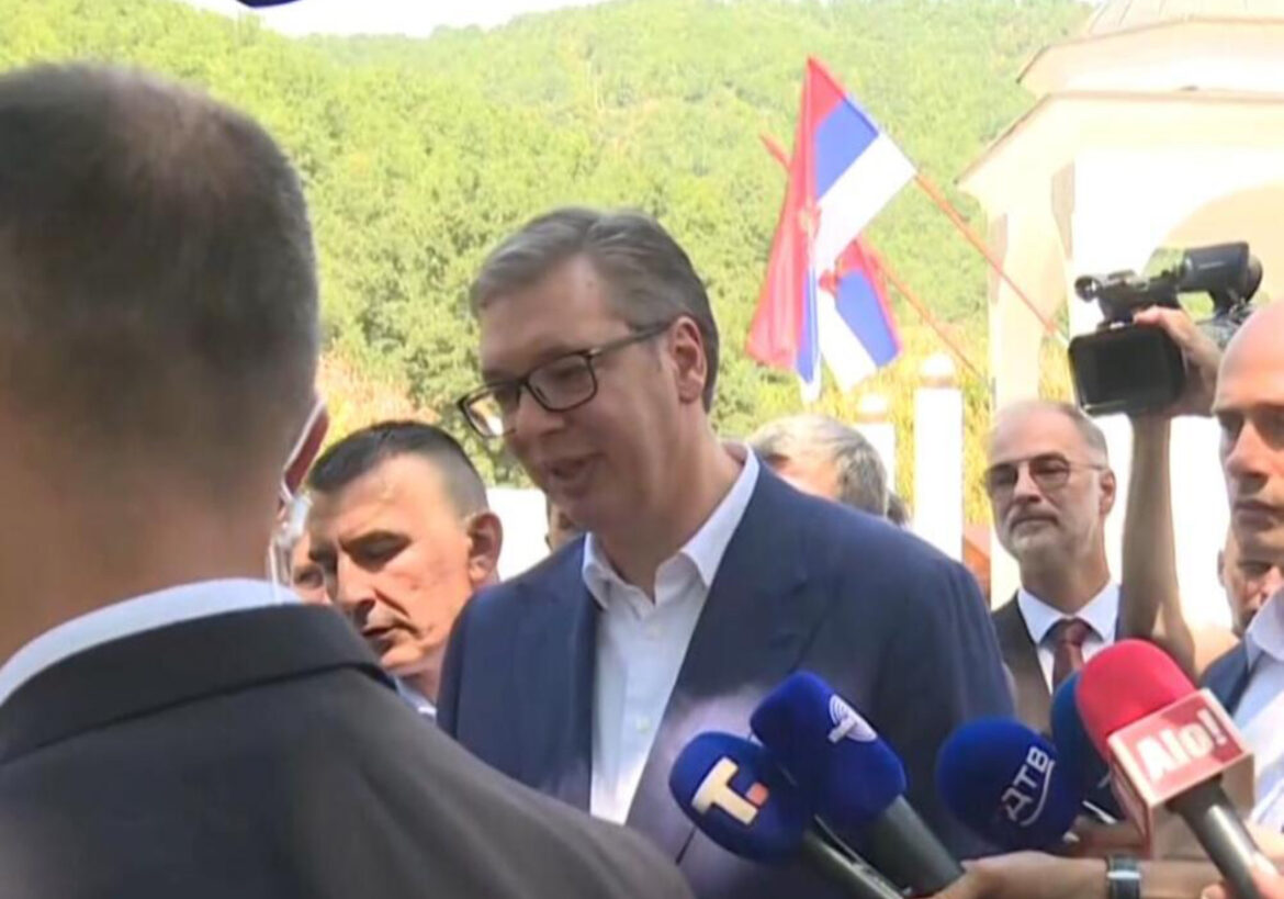 UŽIVO PREDSEDNIK SRBIJE SA PREDSEDNICOM SEVERNE MAKEDONIJE: Obilazak manastira Sveti Prohor Pčinjski, Vučić razgovara sa meštanima