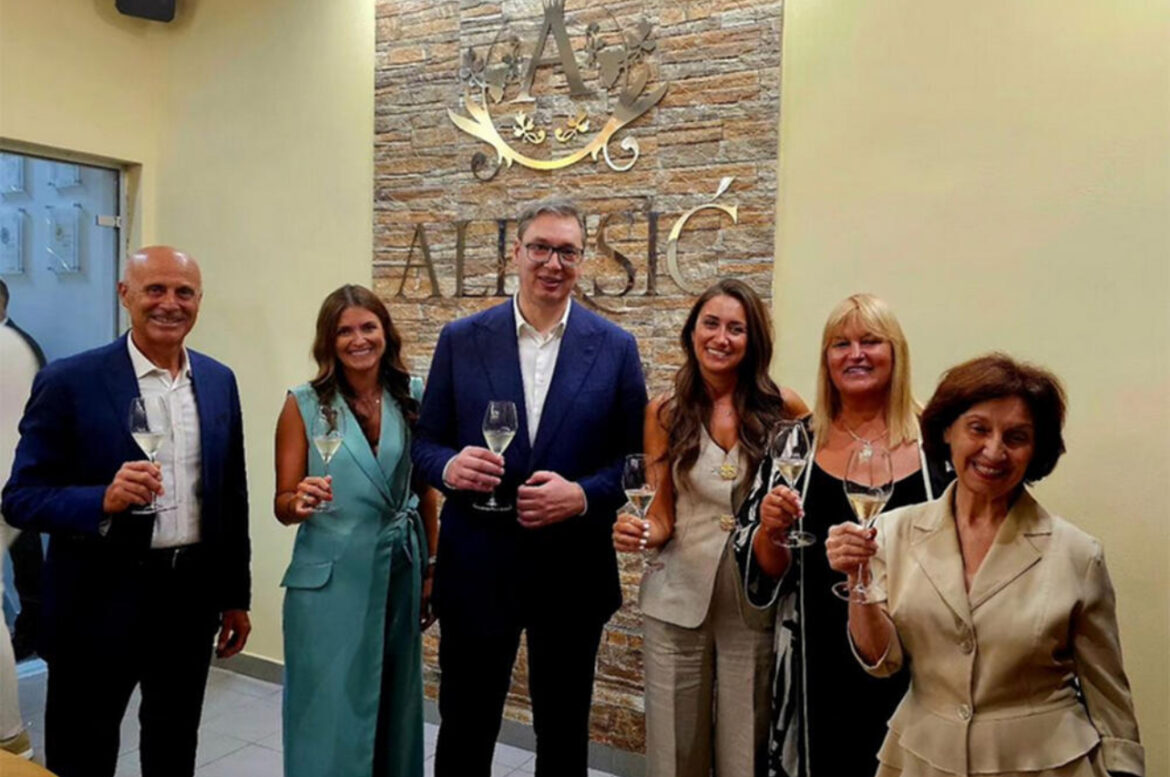 „PRILIKA ZA NEFORMALNE RAZGOVORE I DEGUSTACIJU VRHUNSKIH VINA“ Predsednik Vučić u društvu Siljanovske Davkove na ručku u vinariji