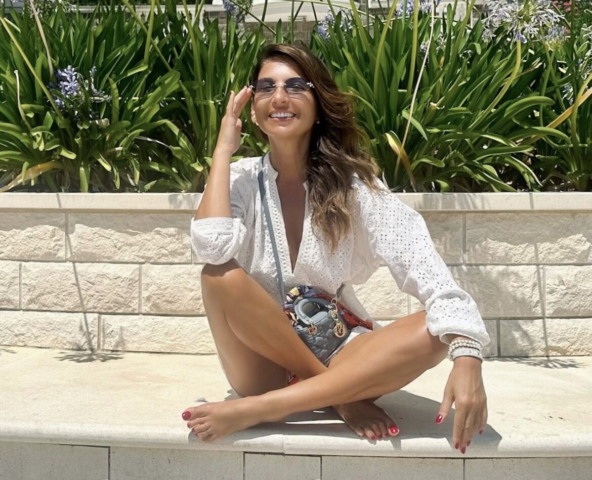 SANJA MARINKOVIĆ (50) PUCA KAKO IZGLEDA! Isklesano telo, vitka linija i vrele obline: Voditeljka ne izbija iz teretane (FOTO)