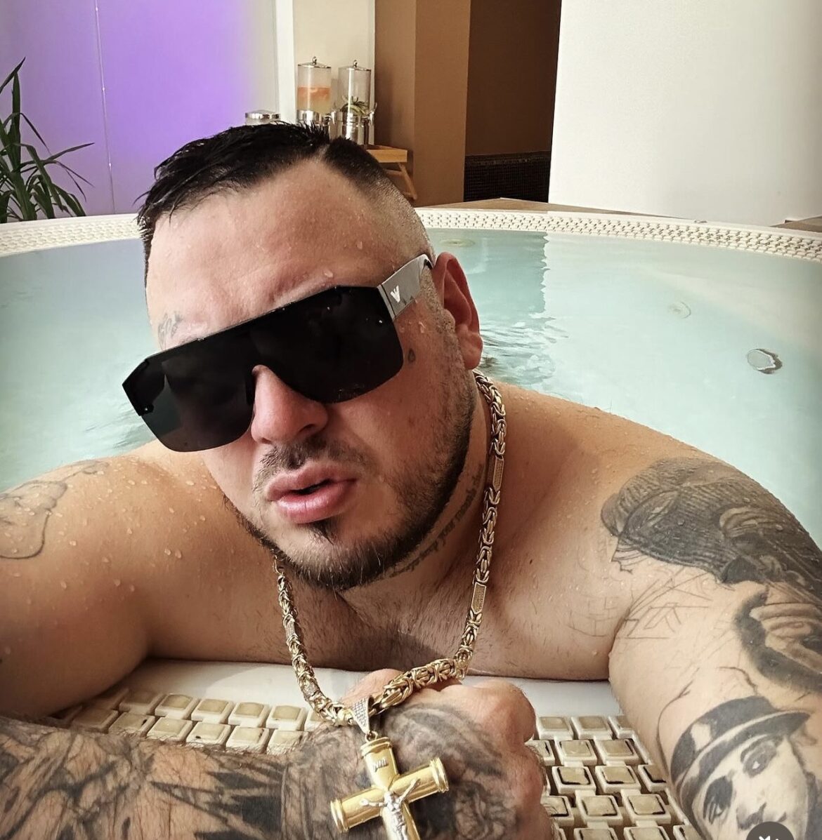 CAR STIGAO NA POTPISIVANJE UGOVORA ZA ELITU 8?! Filip uhvaćen u Beogradu, Maja i Aneli će se OTIMATI oko njega u rijalitiju! 