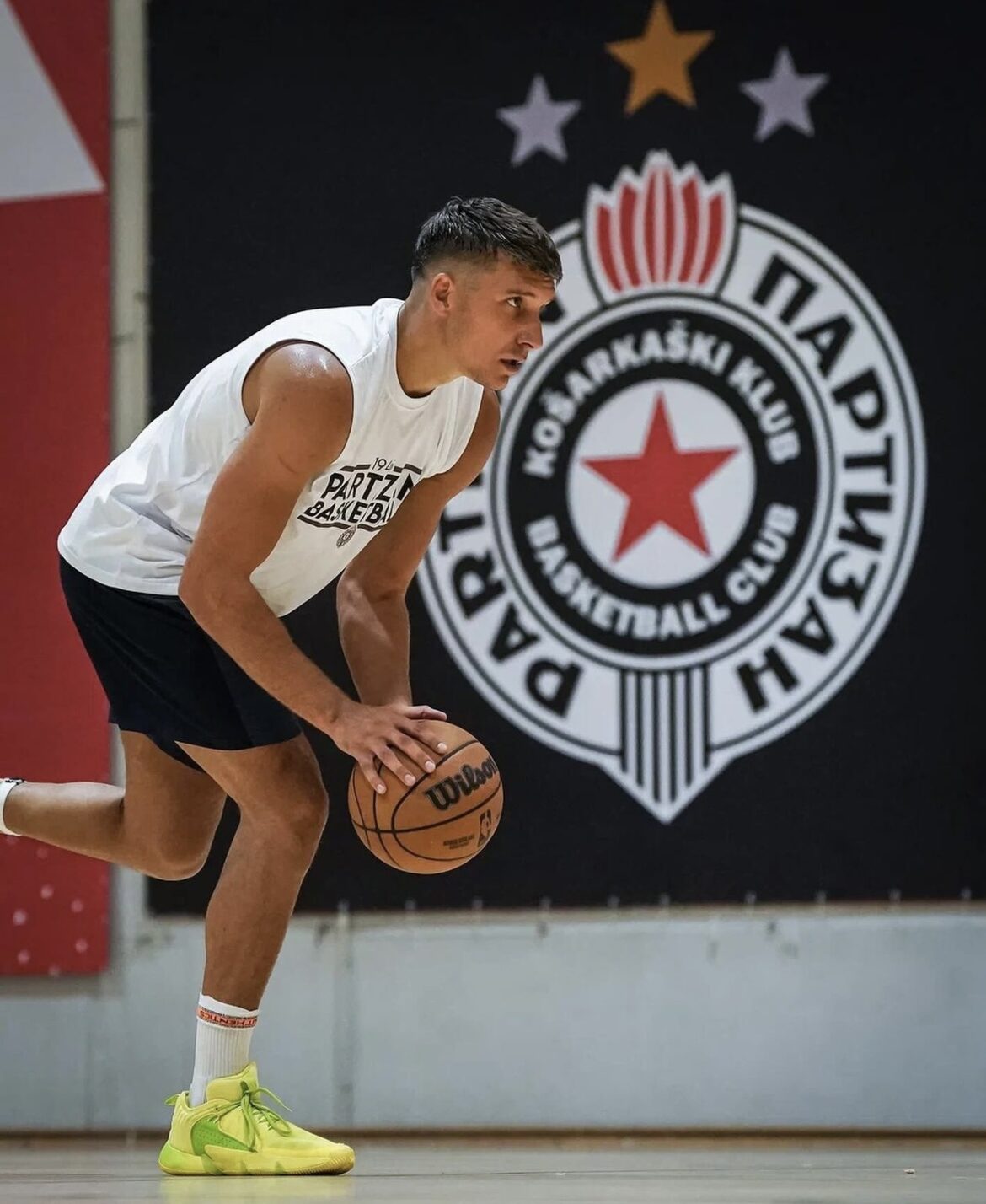 BOGDAN GLEDAO NOLETA U PIONIRU, PA OTIŠAO KOD NJEGA U SVLAČIONICU: Đoković je skinuo majicu, a onda je nastala ova fotka! (FOTO)