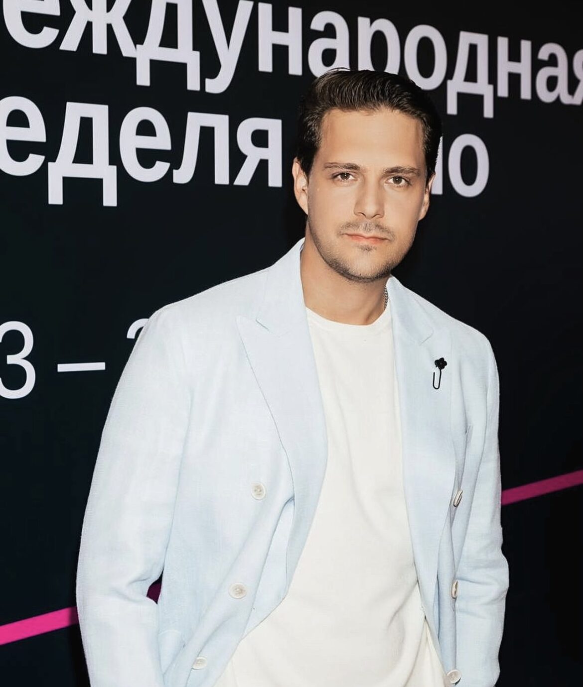 „ODVALIO BIH MU ŠAMARČINU“ Miloš Biković otkrio KOLIKI HONORAR je imao u kultnoj seriji: „Toliko para dobijaju statisti“