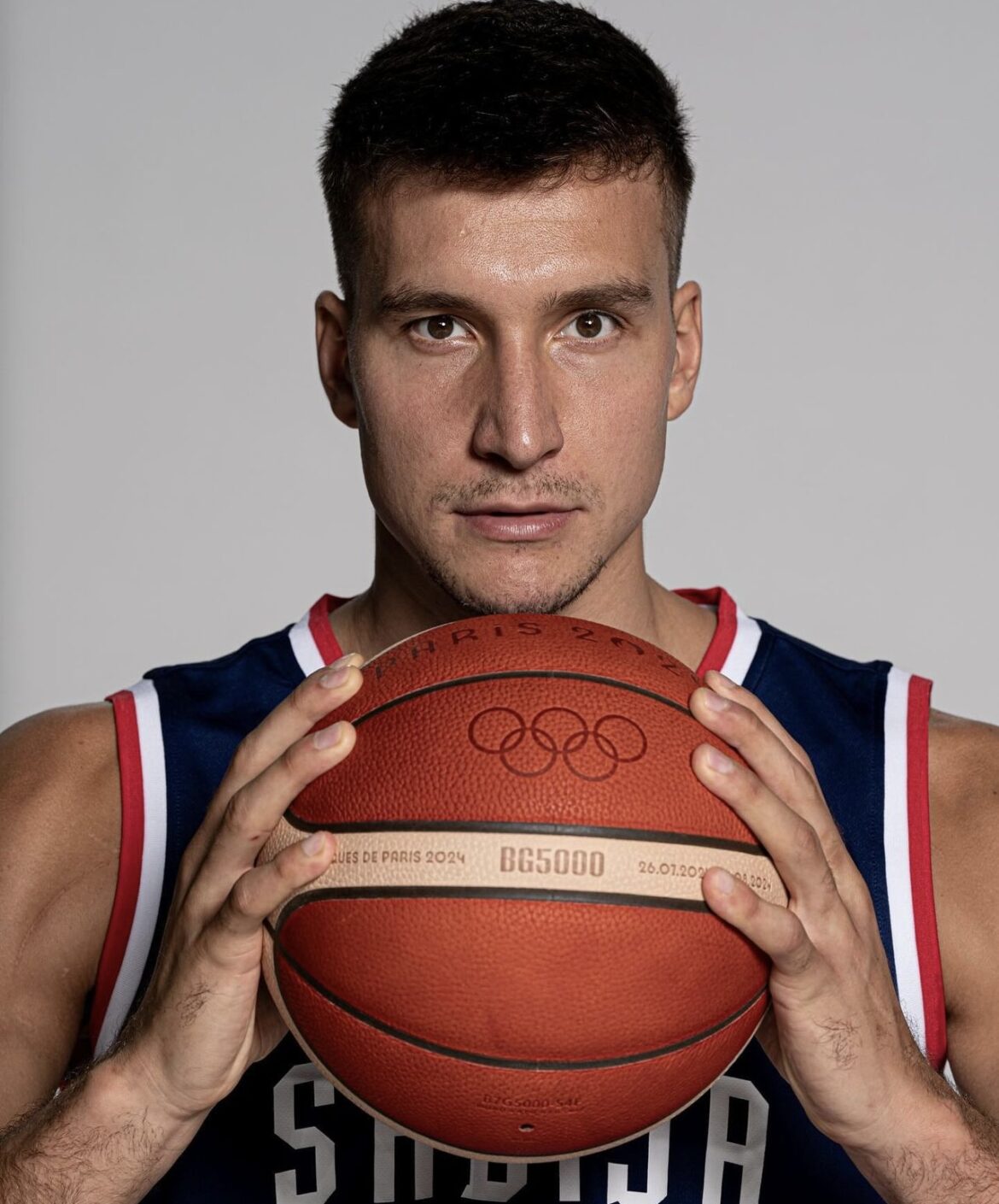 Bogdan Bogdanović dobio moćan mural u Brčkom: U dresu reprezentacije Srbije „prekrio“ celu zgradu