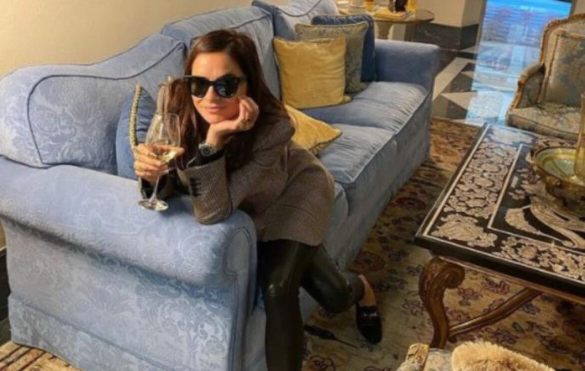 MARIJA KARAN U IZAZOVNOM IZDANJU POZIRA U WC! Glumica istakla, istakla atribute, u petoj deceniji mami uzdahe (FOTO)