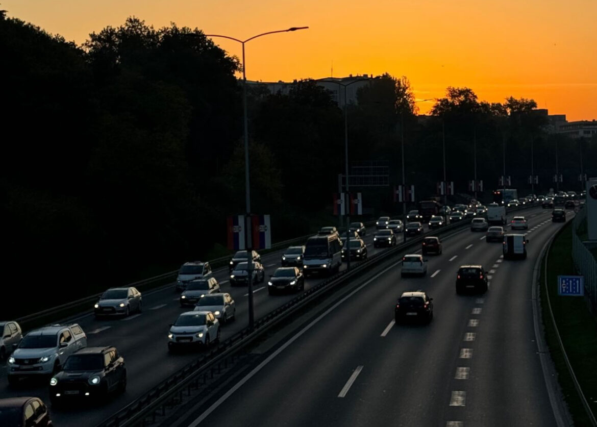 STIŽE VIKEND, A USLOVI ZA VOŽNJU SU IDEALNI! AMSS upozorava: Na ovo posebno obratite pažnju