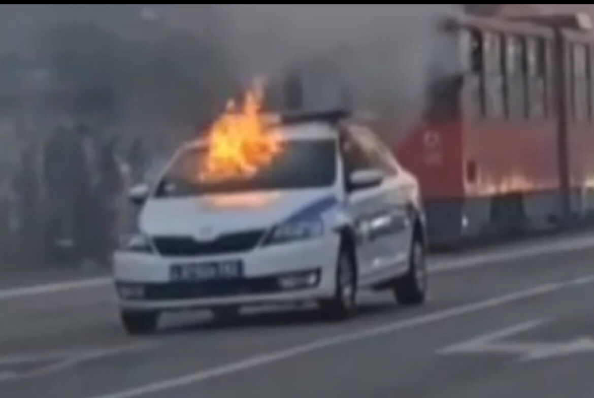 GORI POLICIJSKI AUTO U BEOGRADU! Haos kod Zoološkog vrta, buktinja progutala celo vozilo 