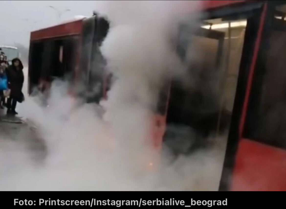 ZAPALIO SE AUTOBUS U CENTRU BEOGRADA! Na terenu deset vatrogasaca, hitno se oglasio MUP!