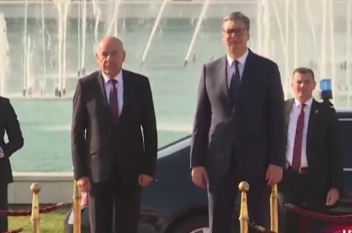 Vučić i Šujok u Čurugu položili vence na Spomenik pomirenja i u Muzeju žrtava racije