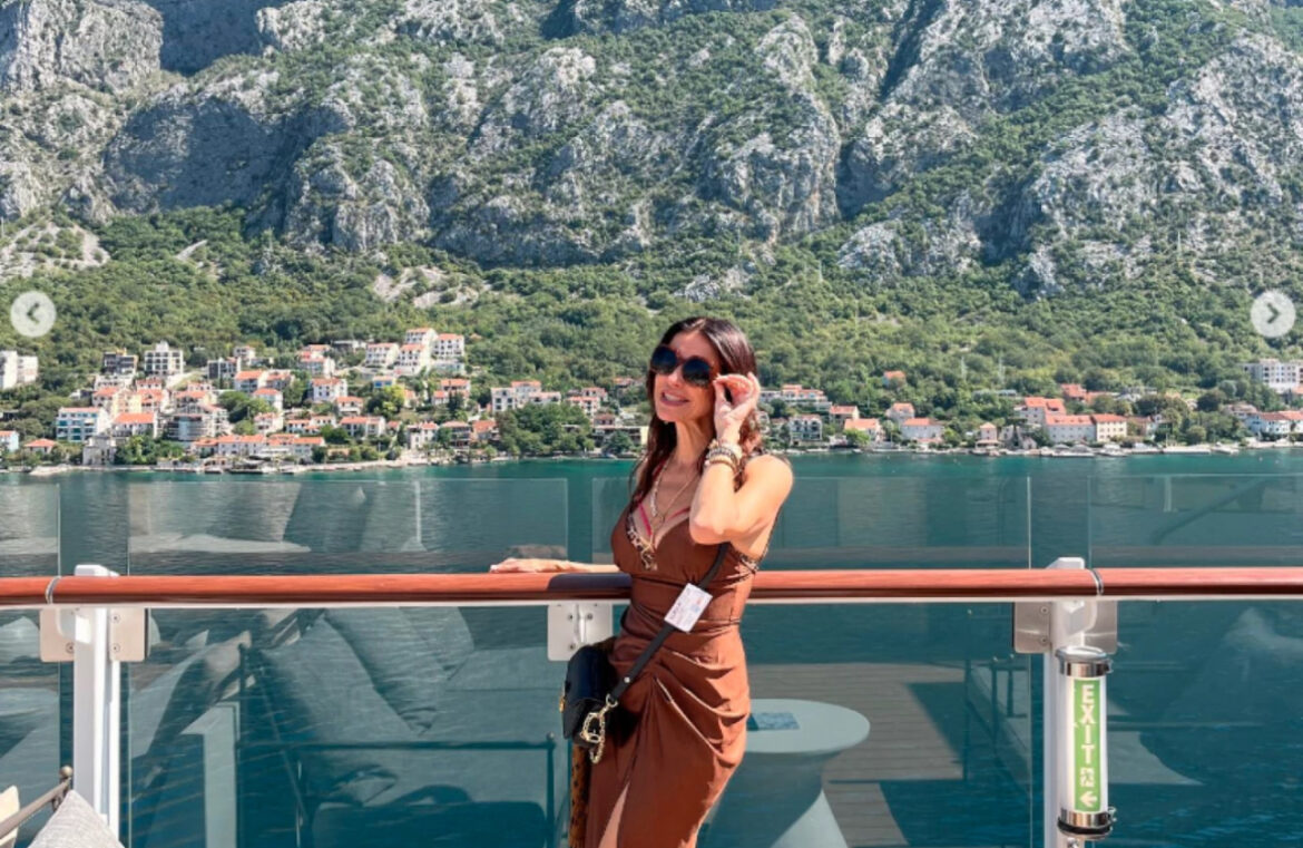 VODITELJKA SE SKINULA U KOMBINEZON, PA SE SAVILA I POKAZALA ČIME RASPOLAŽE! Muškarcima pale vilice zbog POZE Snežane Dakić: „Nema razgibanije“! (FOTO)