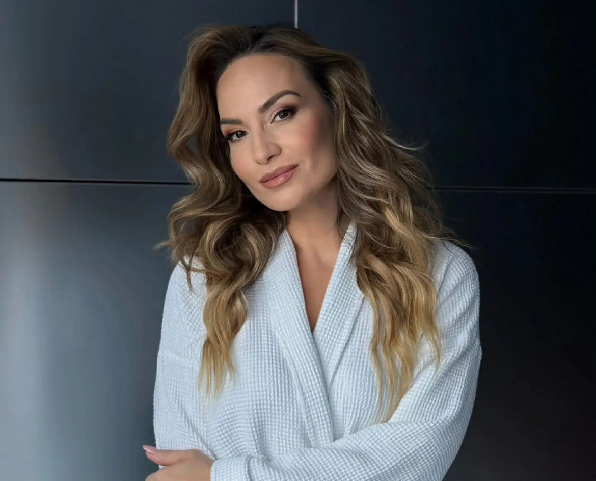 OVO JE KUMA JELENE TOMAŠEVIĆ KOJA JE NESTALA SA SCENE: Bila je veoma popularna pevačica, a evo čime se sada bavi