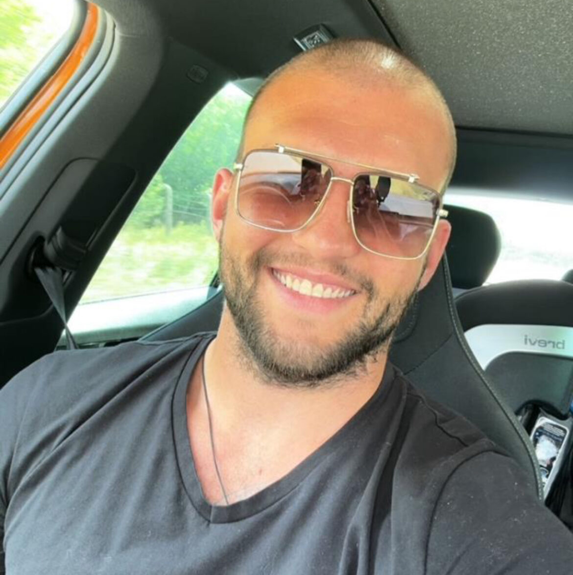 NA GRUDIMA TETOVAŽE I TRI KRSTA! Veljko Ražnatović pokazao posebnu prostoriju u Cecinoj vili, došao kod mame da predahne (FOTO)