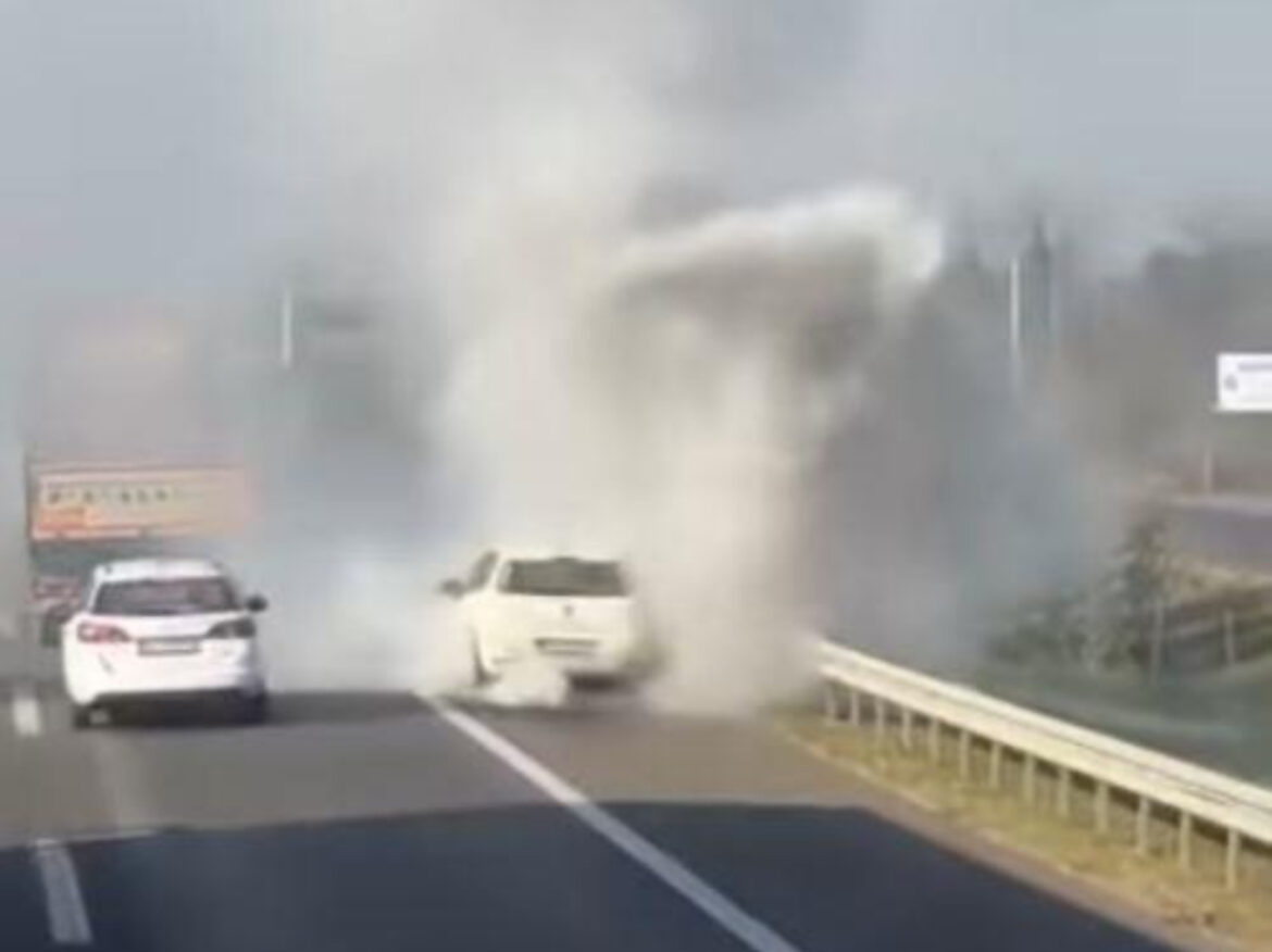 AUTO SE NE VIDI OD DIMA NA AUTO-PUTU ZA NOVI SAD: Izbio požar u zaustavnoj traci (video)