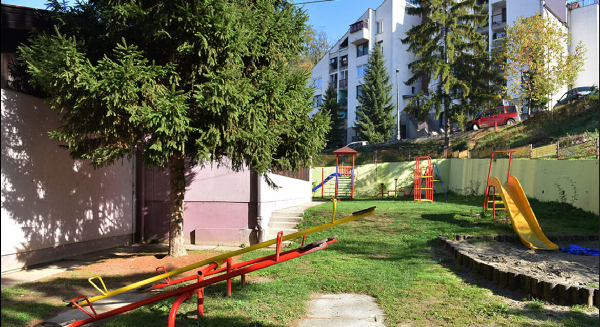 Naložena hitna rekonstrukcija nadstrešnice na vrtiću „Leptirić“: Tuda svaki dan prolaze dečica