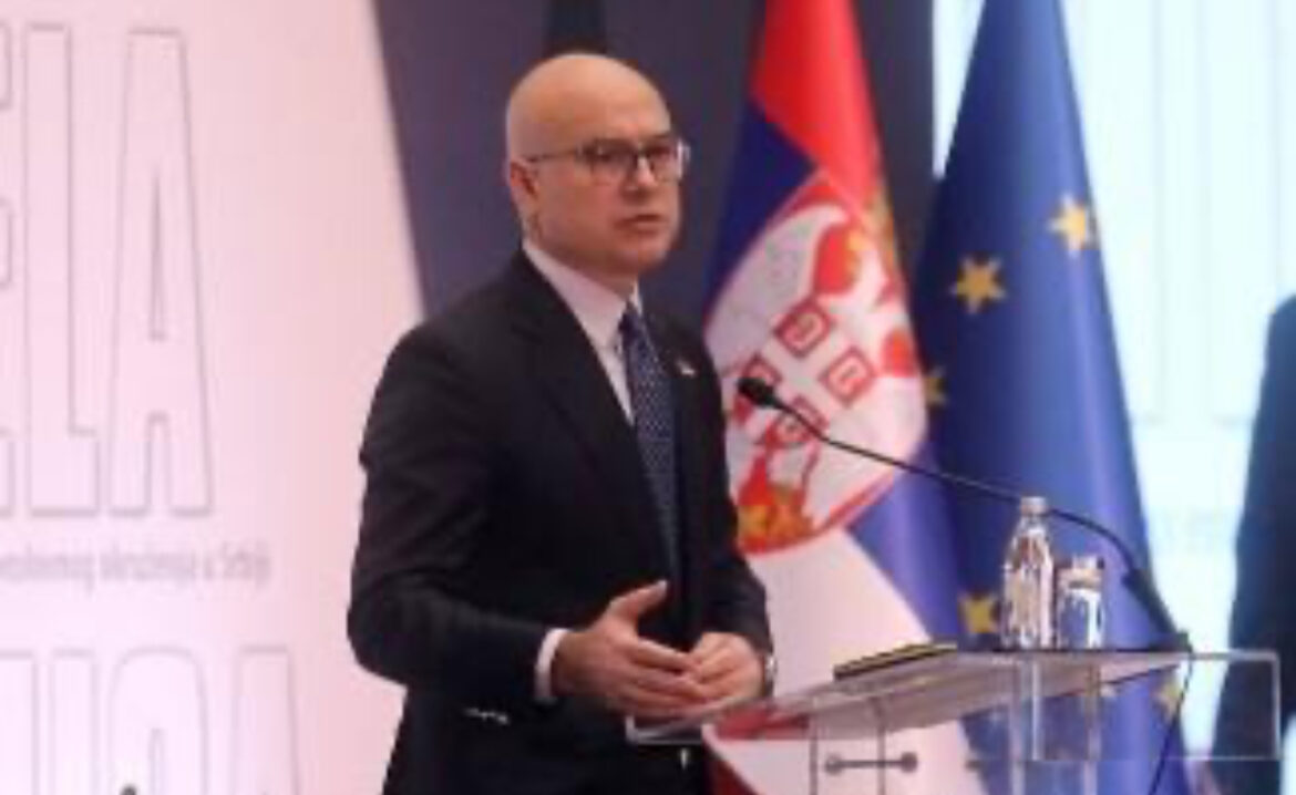 OČEKUJE SE VISOK NIVO STRANIH INVESTICIJA Premijer Vučević: ”To je ono što Srbiju gura napred” Evropska komisija revidirala prognozu rasta BDP-a za 3,9 odsto