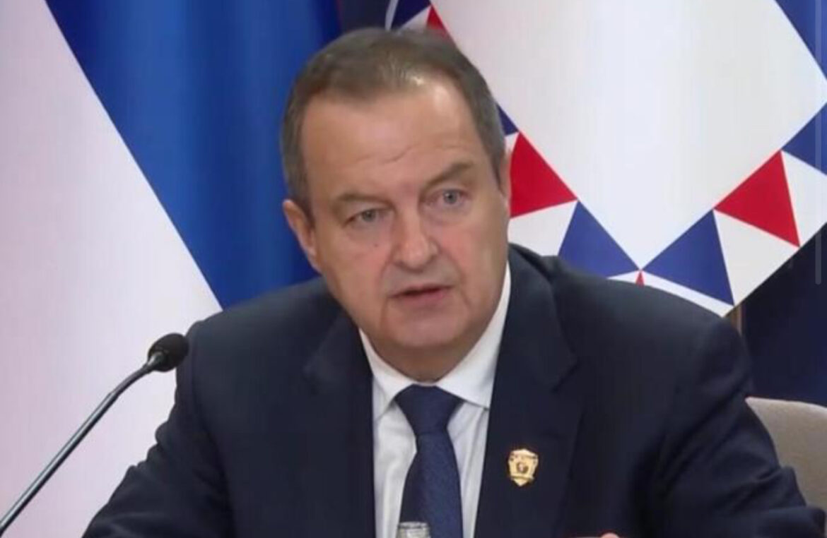 MINISTAR DAČIĆ: U Novom Sadu ispred Tužilaštva trenutno mirno, omogućeno da zaposleni uđu