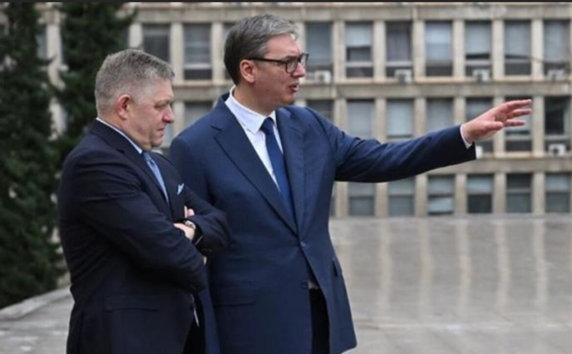 DANAS ĆEMO POSTAVITI NOVE TEMELJE ZA ČVRŠĆE VEZE NAŠIH NARODA: Predsednik Vučić poželeo dobrodošlicu Robertu Ficu (FOTO)
