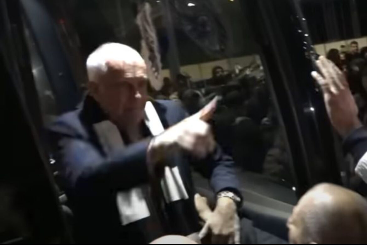 Žoc izašao iz autobusa pred Grobare i uperio prst u njih, imao je samo jednu molbu za navijače