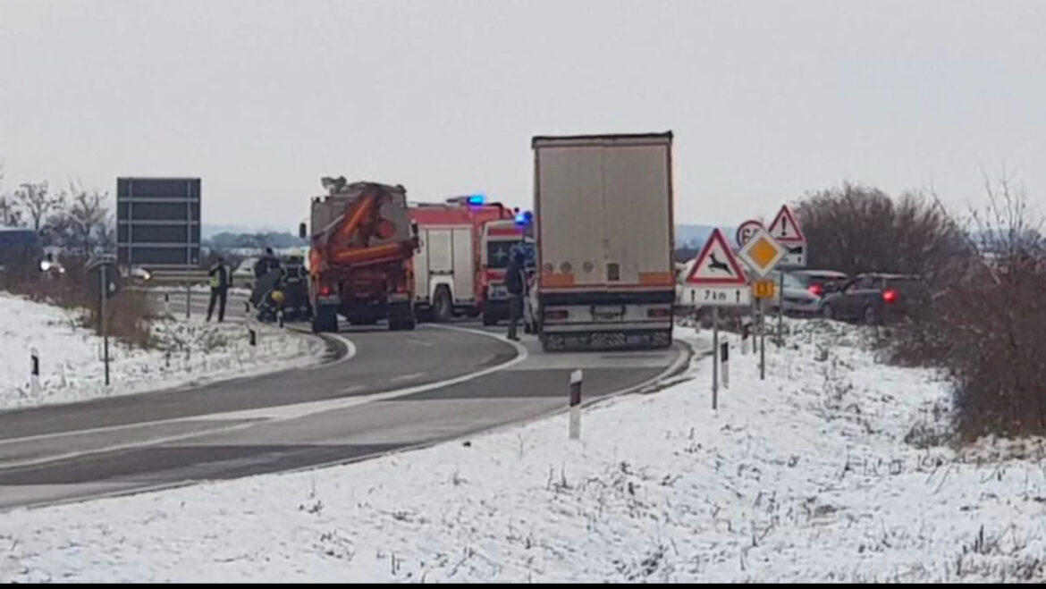 TEŠKA SAOBRAĆAJNA NESREĆA KOD ZRENJANINA: Jedna osoba poginula, dete teško povređeno (foto)