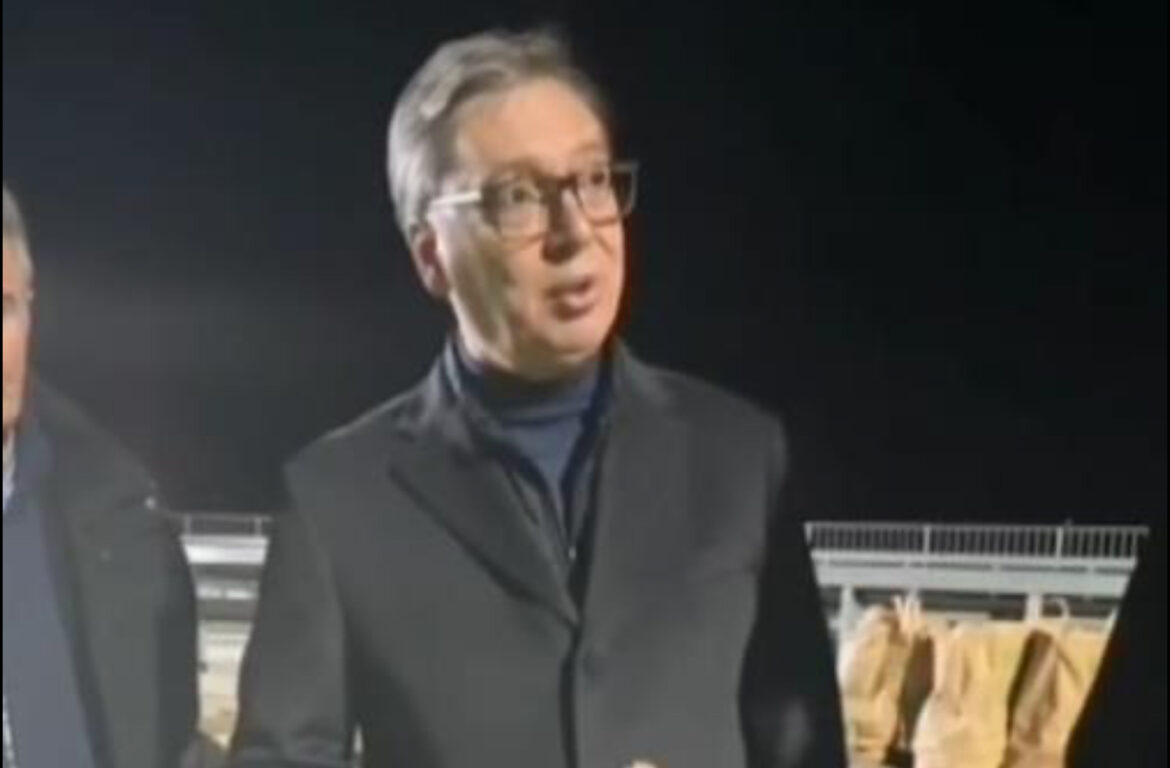 PREDSEDNIK VUČIĆ POSETIO RADNIKE NA AUTO-PUTU KA POŽAREVCU: Doneo im jabuke i sendviče – „Srbija radi, Srbija se gradi!“ (VIDEO)